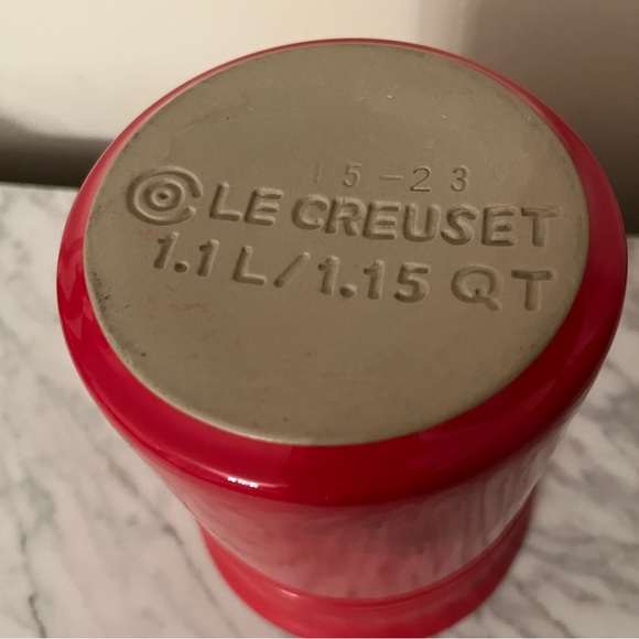 Le Creuset Utensil Crock Cherry Red 1.5QT - Picture 4 of 4